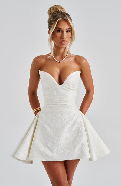 Women’s Strapless Mini Dress – Sweetheart Neckline – Fitted Bodice – Flared Skirt