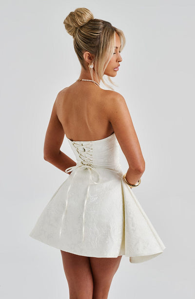 Women’s Strapless Mini Dress – Sweetheart Neckline – Fitted Bodice – Flared Skirt